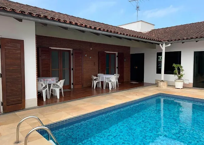 4 Suites, Ar Cond Tv, Internet, Piscina,150 Mts Praia! Aceitamos Pet!