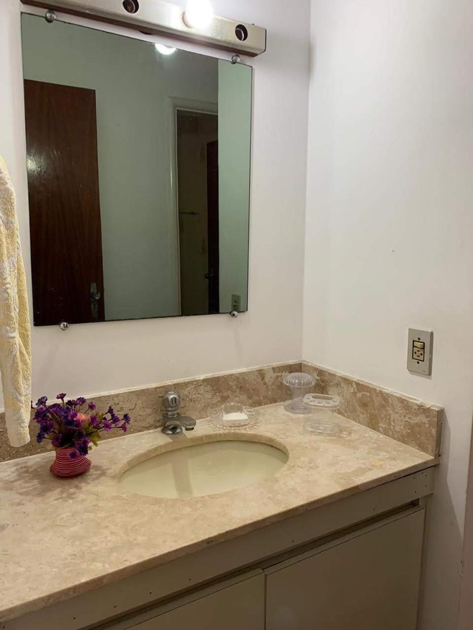 4 Suites, Ar Cond Tv, Internet, Piscina,150 Mts Praia! Aceitamos Pet! Holiday home Guaruja