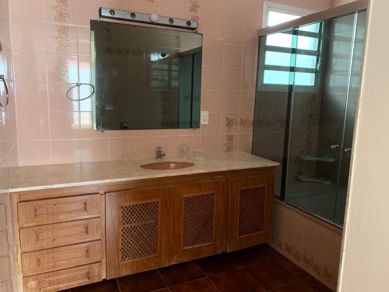 4 Suites, Ar Cond Tv, Internet, Piscina,150 Mts Praia! Aceitamos Pet! Holiday home *