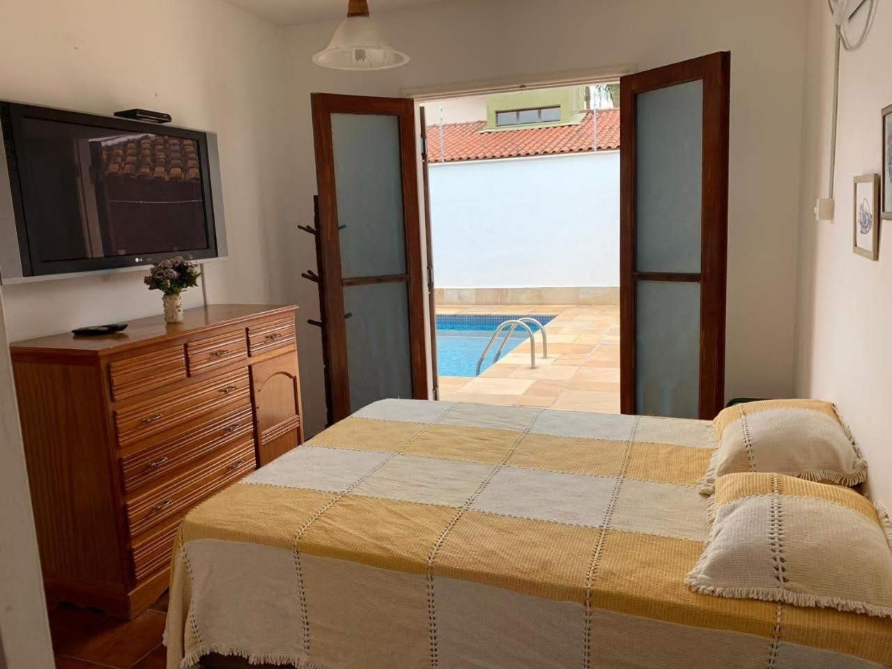 Holiday home 4 Suites, Ar Cond Tv, Internet, Piscina,150 Mts Praia! Aceitamos Pet! Guaruja