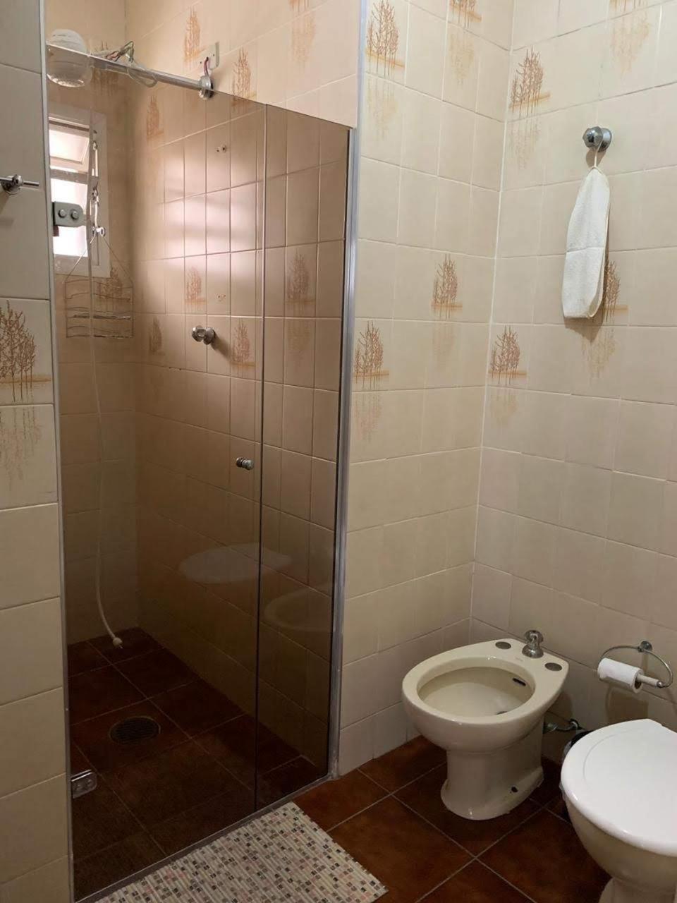 4 Suites, Ar Cond Tv, Internet, Piscina,150 Mts Praia! Aceitamos Pet! Holiday home *