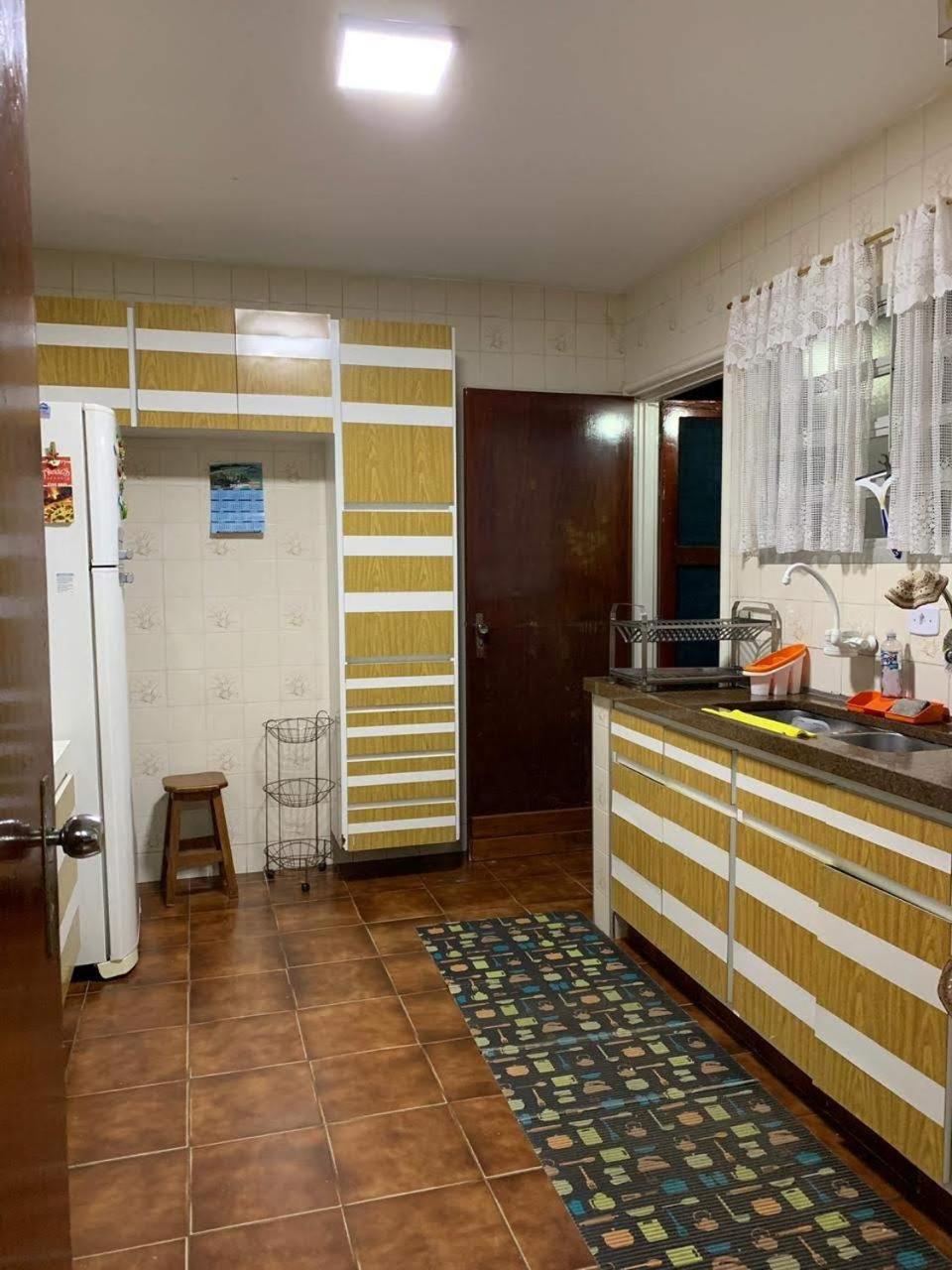 4 Suites, Ar Cond Tv, Internet, Piscina,150 Mts Praia! Aceitamos Pet!