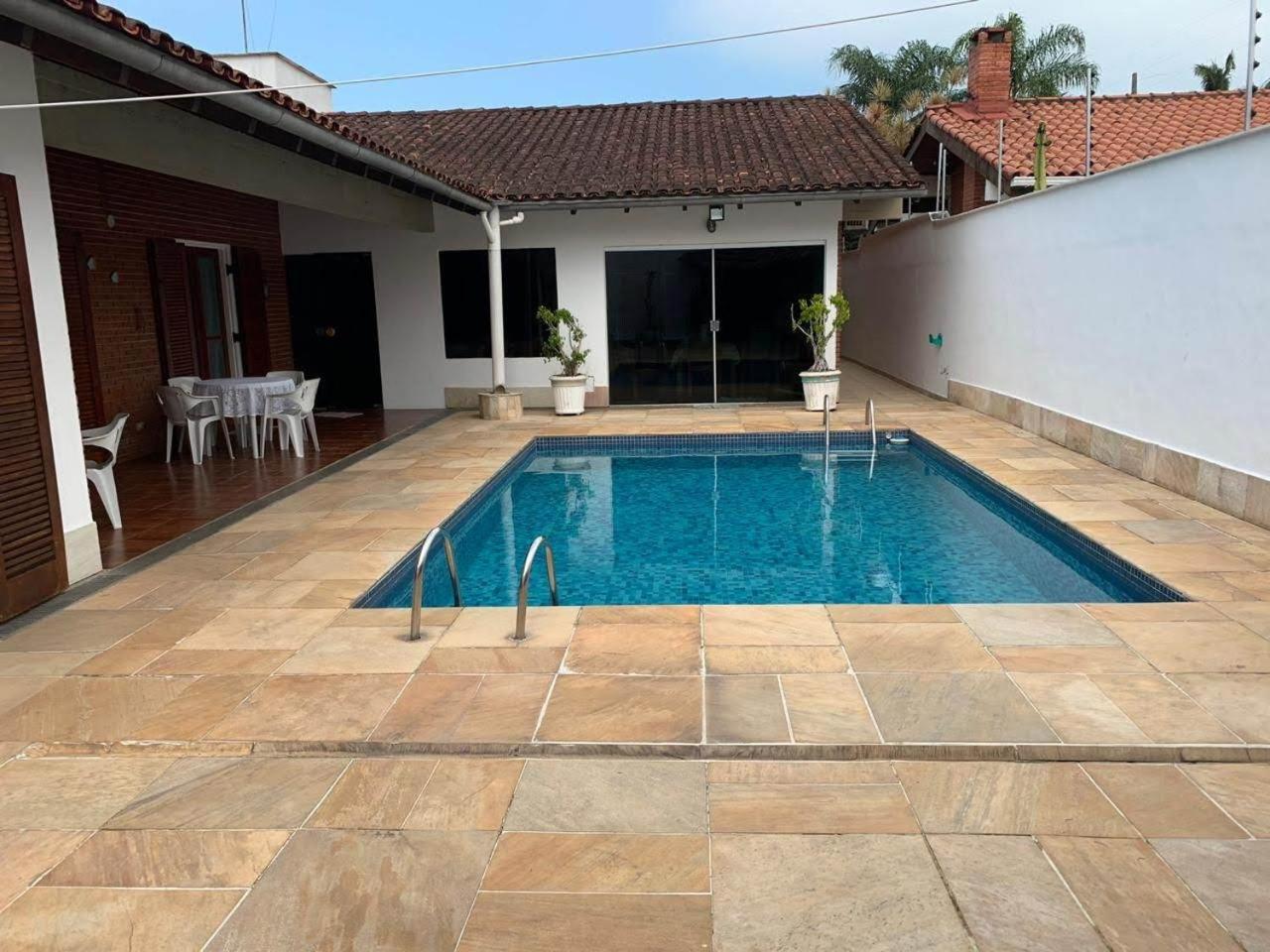 4 Suites, Ar Cond Tv, Internet, Piscina,150 Mts Praia! Aceitamos Pet! Holiday home Guaruja