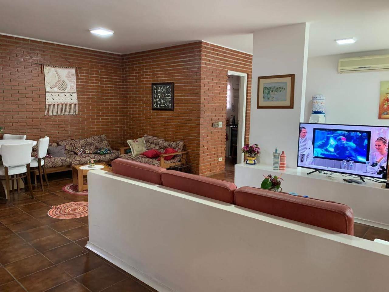 Сasa de vacaciones 4 Suites, Ar Cond Tv, Internet, Piscina,150 Mts Praia! Aceitamos Pet! Guarujá